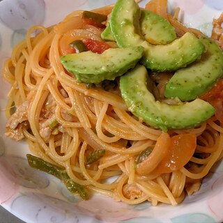 アボカドのせトマトスパゲッティ
